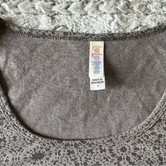 Lularoe Lacy Jacquard Classic T size small, gray - Picture 2 of 7
